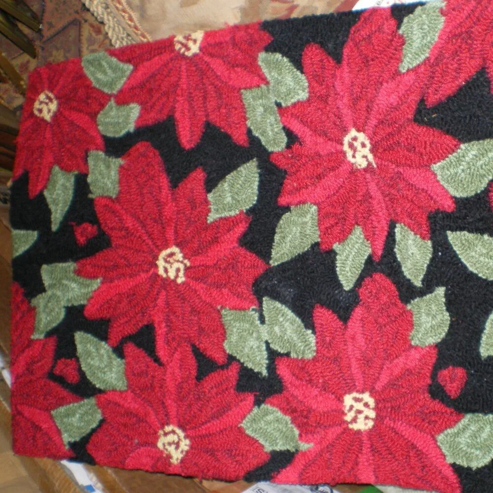 Red Poinsettia Hooked Holiday Accent Rug